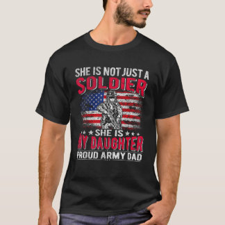 Ze is niet alleen een soldaat, ze is mijn dochter t-shirt