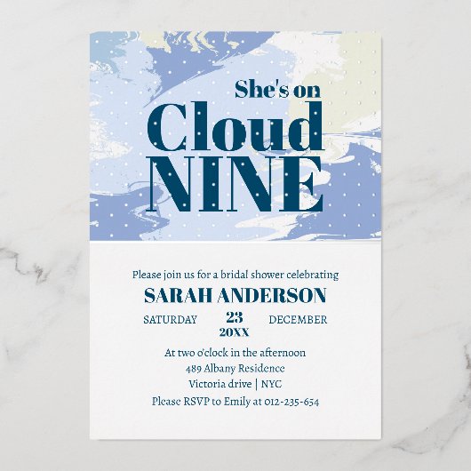 Ze is op Cloud Nine Bold Bling Vrijgezellenfeest Folie Uitnodiging (Voorkant)