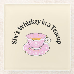 Ze is whisky in een theekopje vinyl gewikkeld fles glazen onderzetter