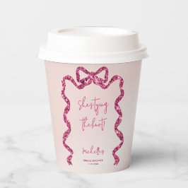Ze knoopt de knoop glinsterende roze strik bruidsm papieren bekers
