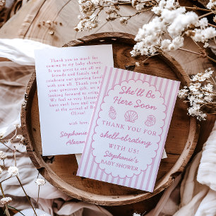 Ze komt hier gauw Roze Schelpen Baby Shower Bedankkaart