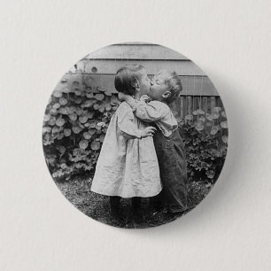 Ze krijgt de penny, hij krijgt de kus ronde button 5,7 cm