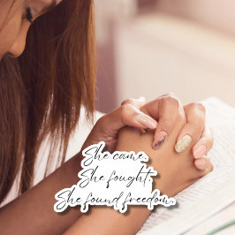 Ze kwam, ze vocht tegen de sticker van haar laptop