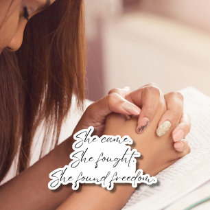 Ze kwam, ze vocht tegen de sticker van haar laptop