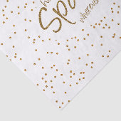 Ze laat een klein gouddesign achter tissuepapier (Detail)