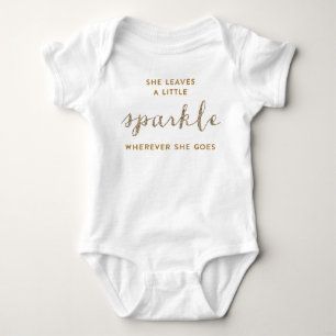 Ze laat een klein Sparkle™ Baby Shirt achter