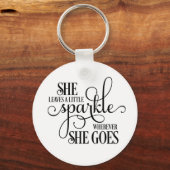 Ze laat een kleine sleutelhanger achter (Voorkant)