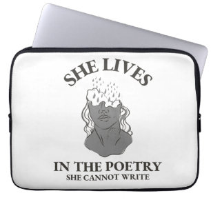 ZE LEEFT IN DE POËZIE DIE ZE NIET KAN SCHRIJVEN LAPTOP SLEEVE