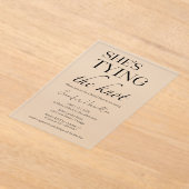 Ze legt de knoop vast | Zwart-wit Vrijgezellenfees Acryl Uitnodigingen (Laagn)