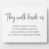 Ze lopen langs ons gedenkteken. fotoplaat (Voorkant)