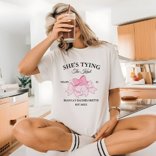 Ze maakt de knoop vast roze strik vrijgezellenfees t-shirt