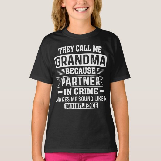 Ze noemen me oma omdat Partner in Crime T-shirt (Voorkant)