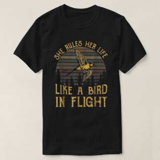Ze regelt haar leven als een vogel in de vlucht t-shirt