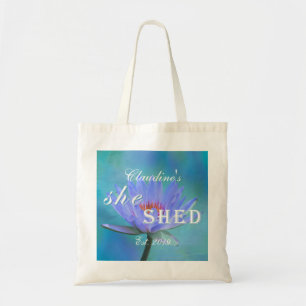 Ze schonk de schaduw van het Blue Water Lily Budge Tote Bag
