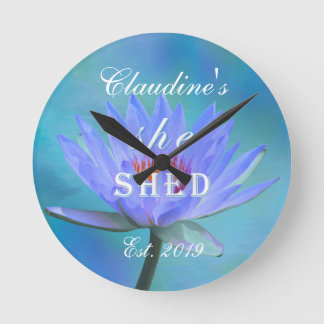 Ze schopte de schelpen van de Blue Water Lily Cloc Ronde Klok
