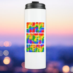 Ze spreekt haar voornaamwoorden regenboog uit thermosbeker