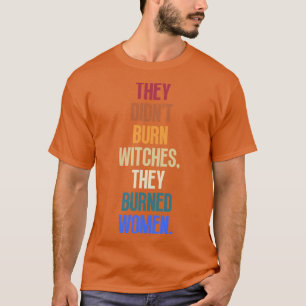 Ze verbrandden heksen, ze verbrandden vrouwen 8 t-shirt