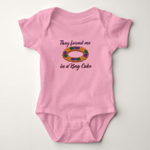 Ze vonden me in een King Cake Romper