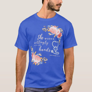 Ze werkt graag met haar handen Proverbs 3113 N T-shirt