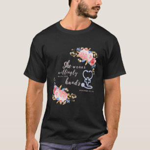 Ze werkt welwillend met haar handdrukken 3113 N T-shirt