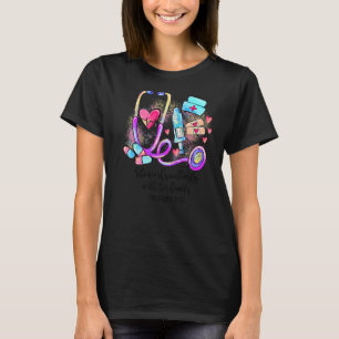 Ze werkt welwillend met haar handdrukken 3113 t-shirt