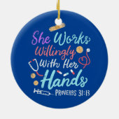 Ze werkt welwillend met haar handdrukken 31 13 keramisch ornament (Achterkant)