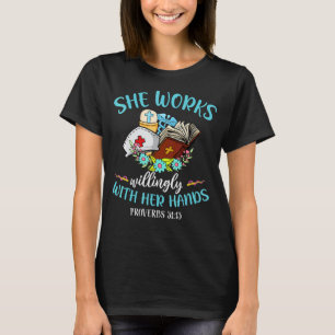 Ze werkt welwillend met haar handdrukken 31 13 t-shirt