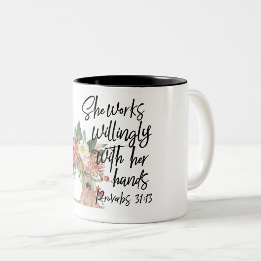 Ze werkt welwillend met haar handen/naaiende Mok (Voorkant rechts)