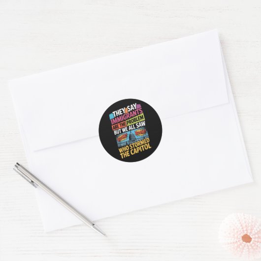 Ze zeggen dat immigranten het probleem zijn, maar  ronde sticker (Envelop)