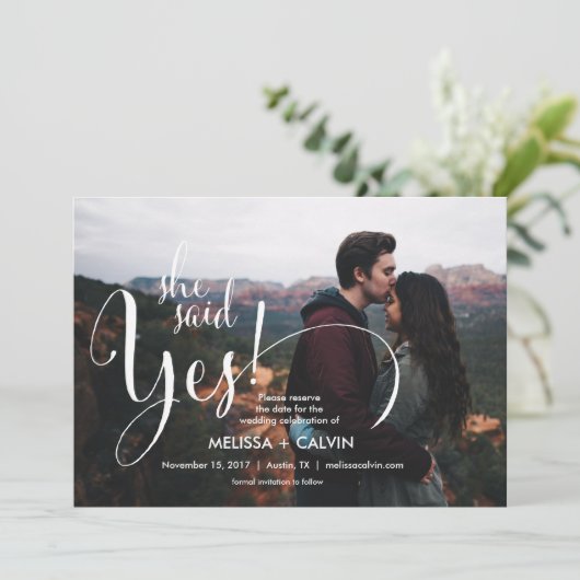 ze zegt ja Bewaar de datum kalligrafie kaart v2 (Staand voorkant)