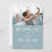 Ze zei ja Foto Modern Script Dusty Blue White Save The Date (Voorkant)