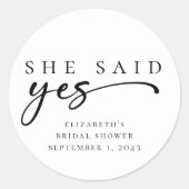 Ze zei Ja Minimalistisch Script Bruidsuitnodiging Ronde Sticker (Voorkant)