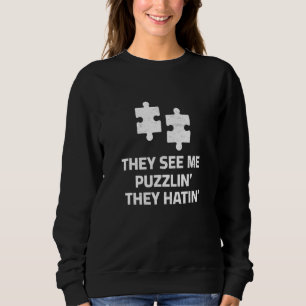 Ze zien me puzzelen dat ze de puzzelstukjes hatin. trui