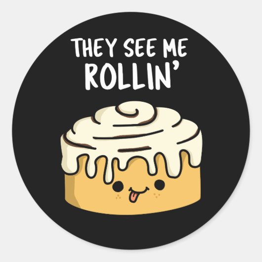 Ze zien me Rollin Funny Cinnamon Roll Pun Dark BG Ronde Sticker (Voorkant)