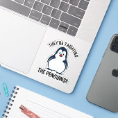 Ze zijn de pinguïns aan het opjagen! sticker (Laptop met iPhone)