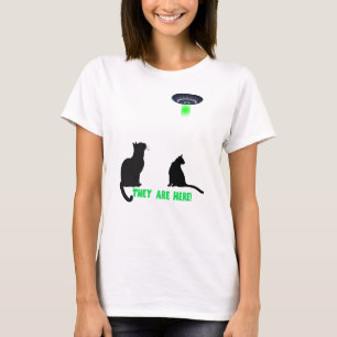 Ze zijn hier! Katten en vliegende schotel T-shirt