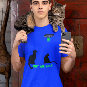 Ze zijn hier! Katten en vliegende schotel T-shirt