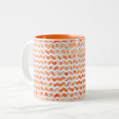 Zebra Chevron Oranje en wit Tweekleurige Koffiemok (Voorkant links)