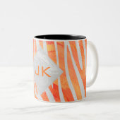 Zebra Monogram Oranje en wit Tweekleurige Koffiemok (Voorkant rechts)
