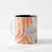 Zebra Monogram Oranje en wit Tweekleurige Koffiemok (Voorkant links)