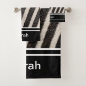 Zebra Print Black en White Pattern Monogram Bad Handdoek (Insitu)