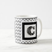 Zebra Print Letter "C" op grijze/witte Chevron Koffiemok (Voorkant rechts)
