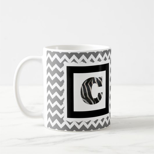 Zebra Print Letter "C" op grijze/witte Chevron Koffiemok (Links)