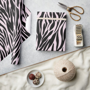 Zebra strepen op pastel roze cadeaupapier