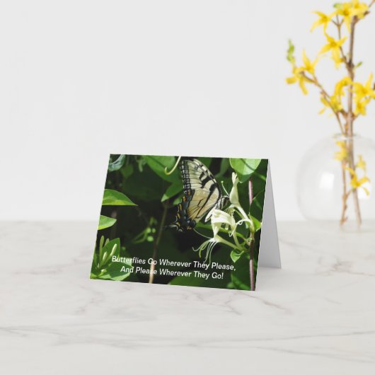 Zebra Swallowtail op kamperfoelie Kaart (Gele Bloem)