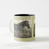 ZEBRA ZITTEND OP DE GROND /PHOTOG/ DIG.MANIP TWEEKLEURIGE KOFFIEMOK (Voorkant links)