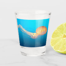 Zee brandnetel drijvend in blauw water