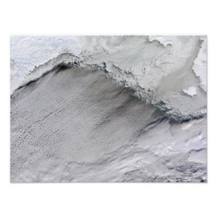 Zee-ijs en wolkenstraten in het Zee Bering Foto Afdruk