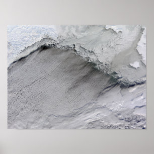 Zee-ijs en wolkenstraten in het Zee Bering Poster