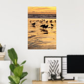 Zee loopt op zonsondergang naar het strand poster (Thuiskantoor)